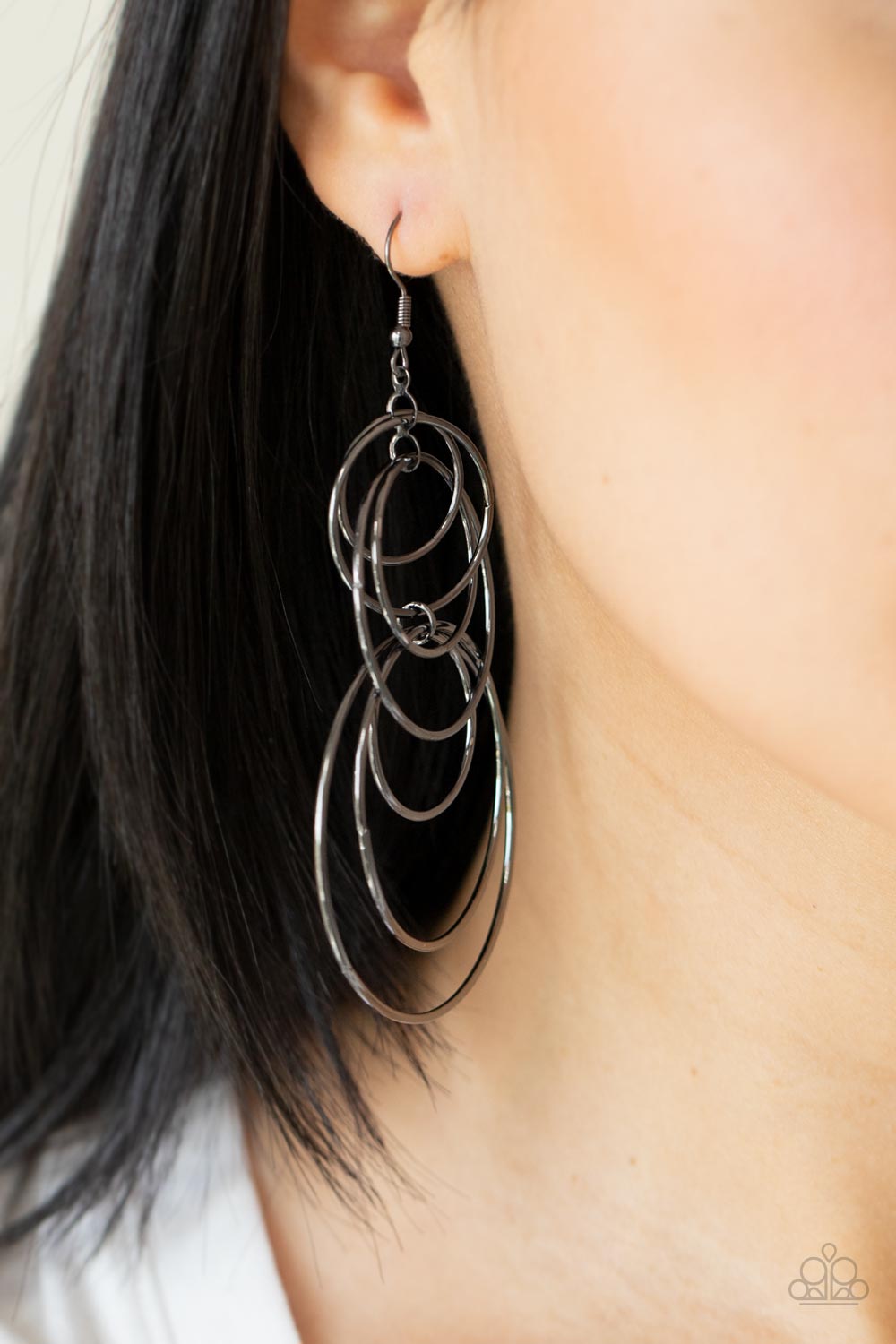 I Feel Dizzy (black earrings)