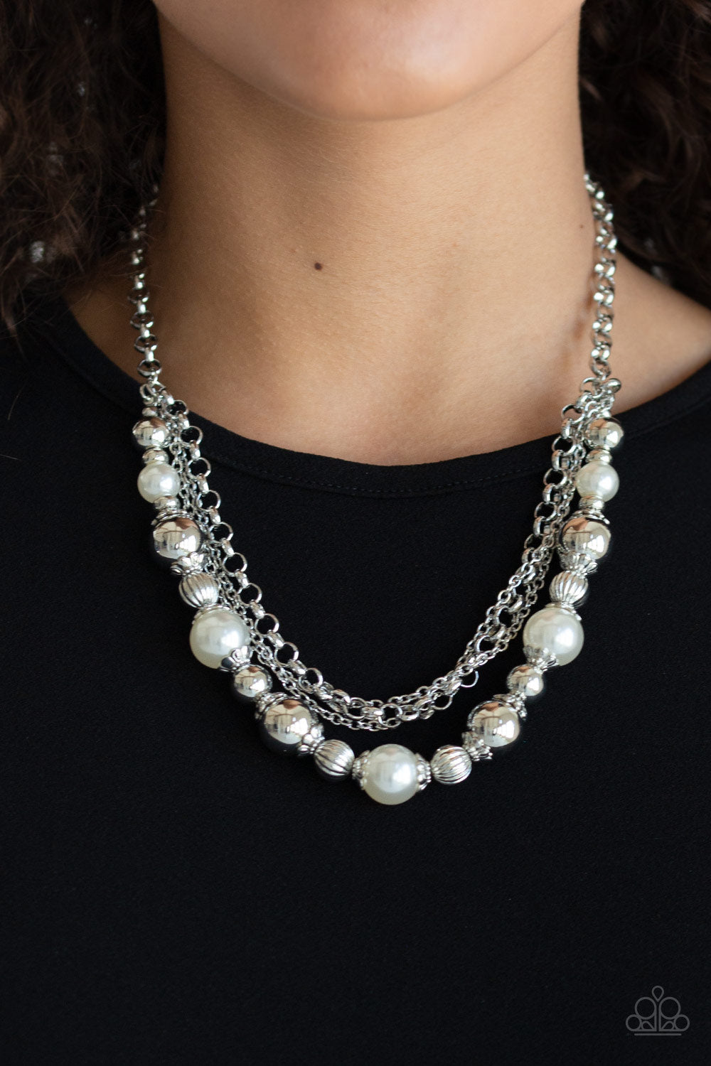 5th Avenue Romance (White necklace)