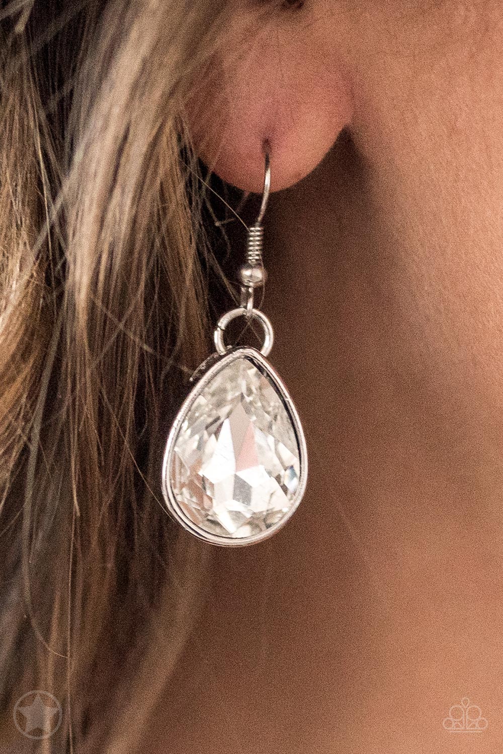 Show-Stopping Shimmer (White necklace)